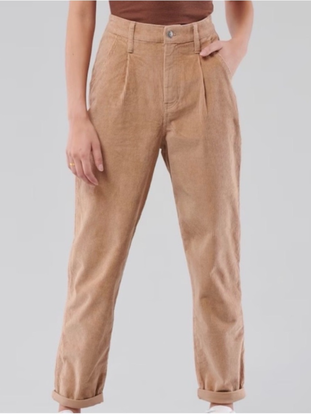 Hollister Ultra High-Rise Corduroy Pants in Tan size 7 W28